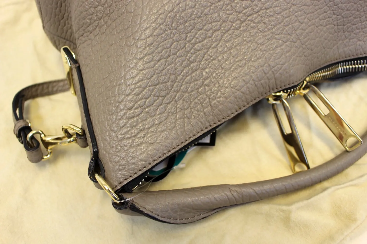 BURBERRY Heritage Grain Ledbury Hobo Bag
