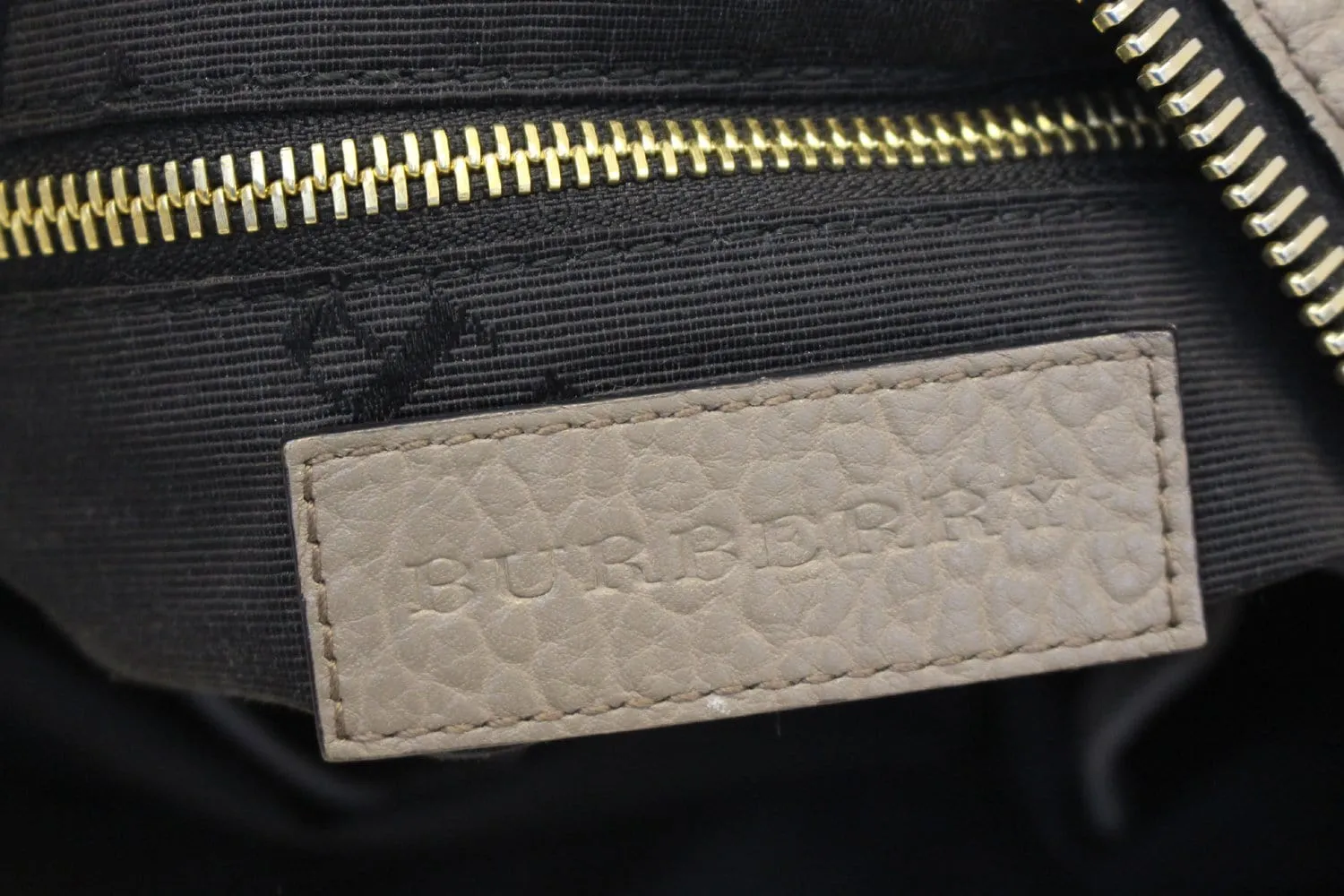 BURBERRY Heritage Grain Ledbury Hobo Bag