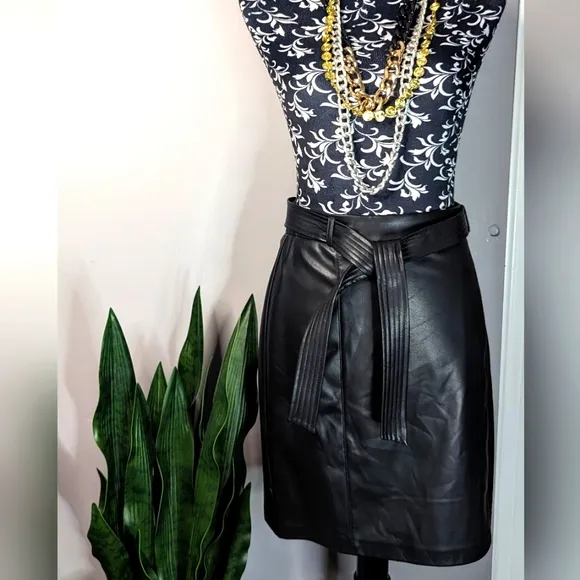 Calvin Klein Skirt w / belt