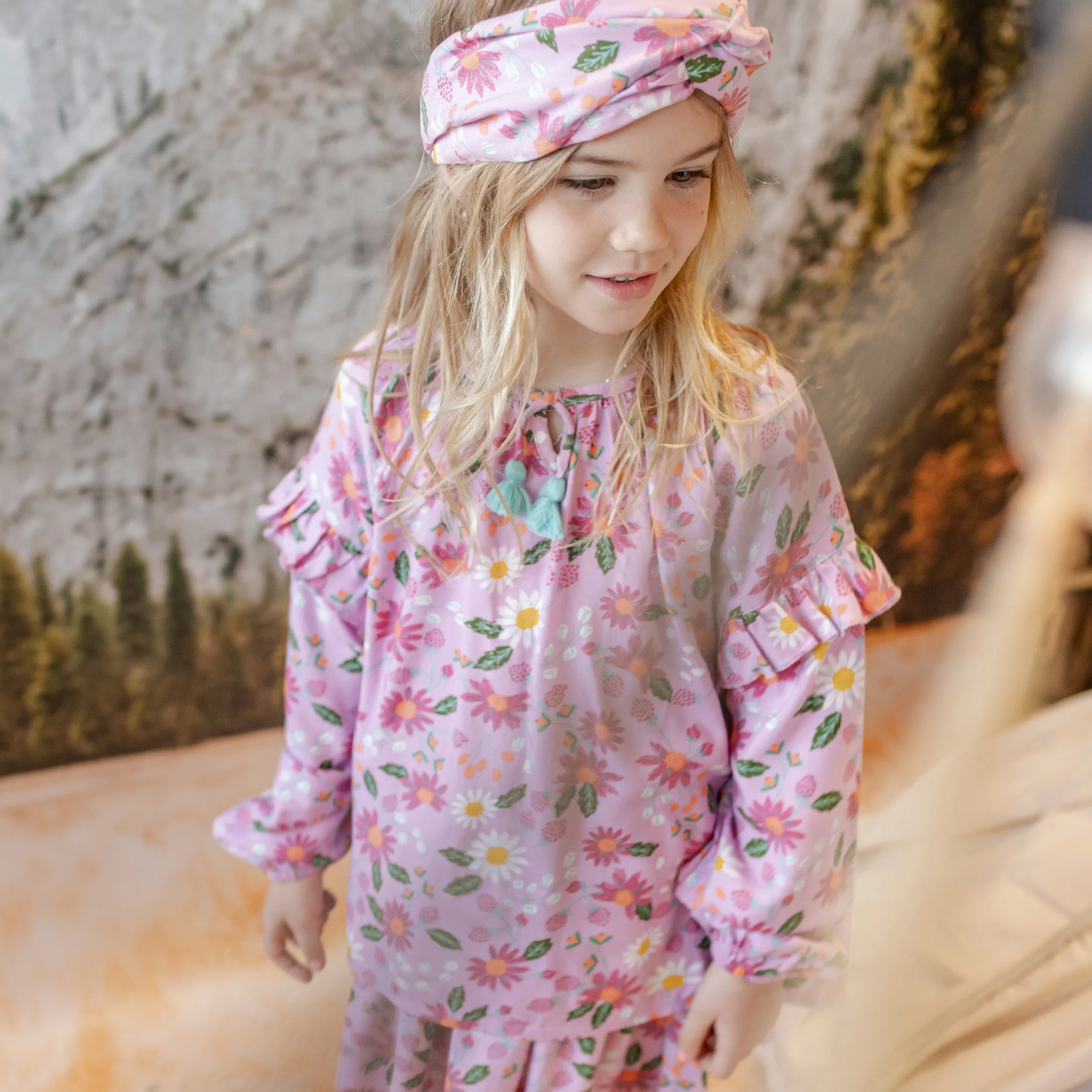 Chemise ample lilas fleurie à manches longues bouffantes en viscose, enfant || Floral lilac wide fit shirt with long puff sleeves in viscose, child