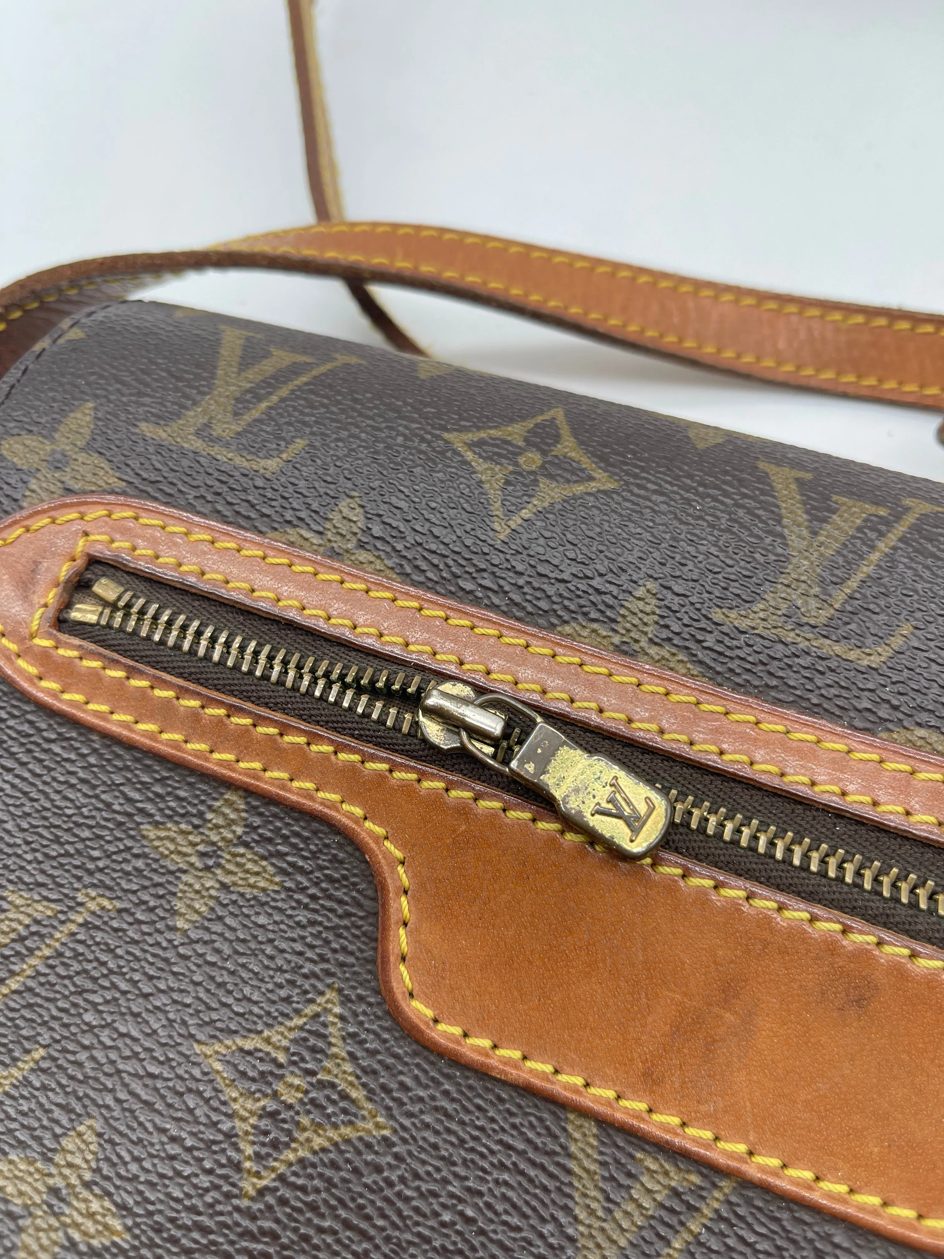 Crossbody Luxury Designer By Louis Vuitton, Size: Small asis/brokenzip