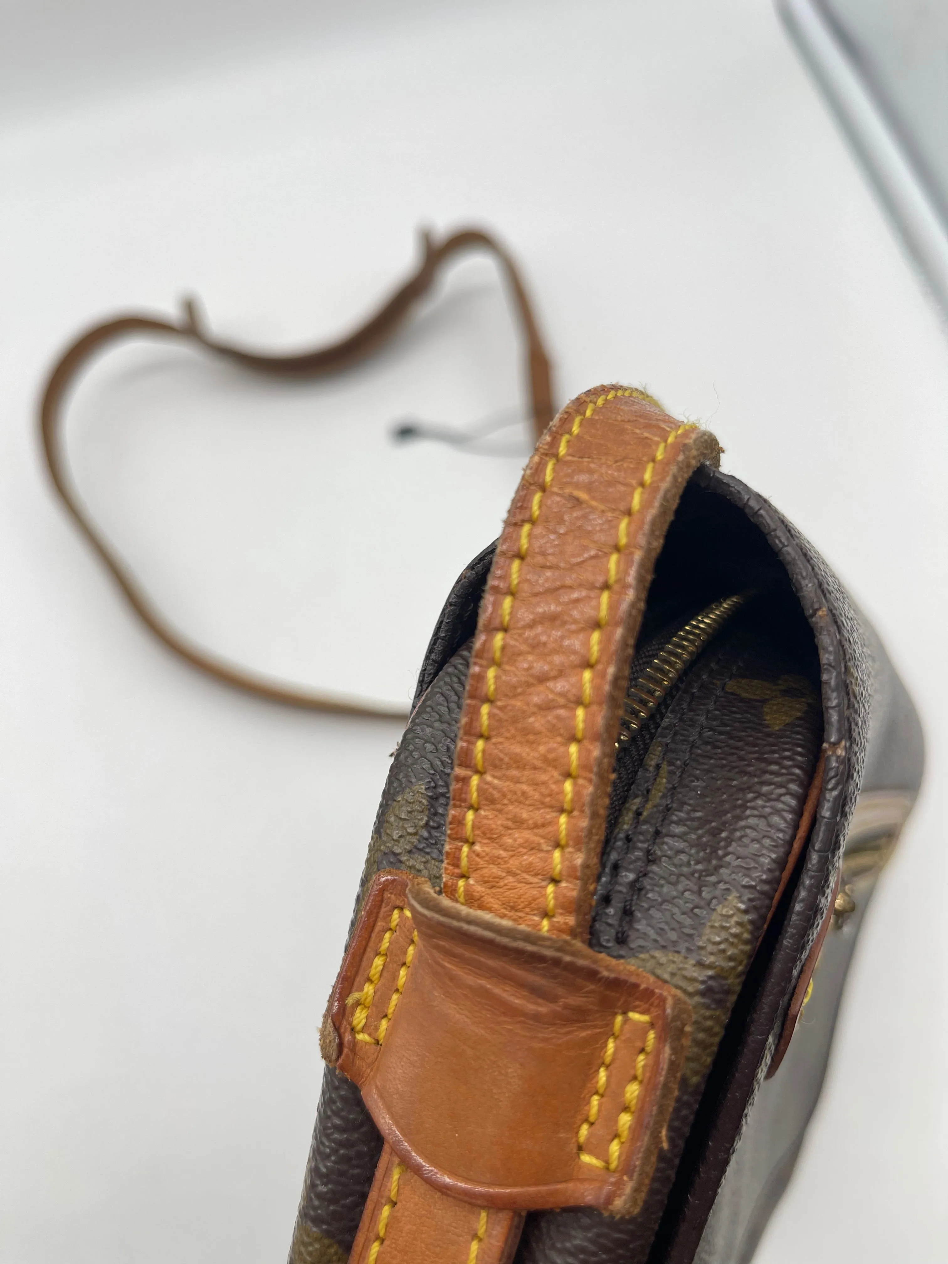 Crossbody Luxury Designer By Louis Vuitton, Size: Small asis/brokenzip