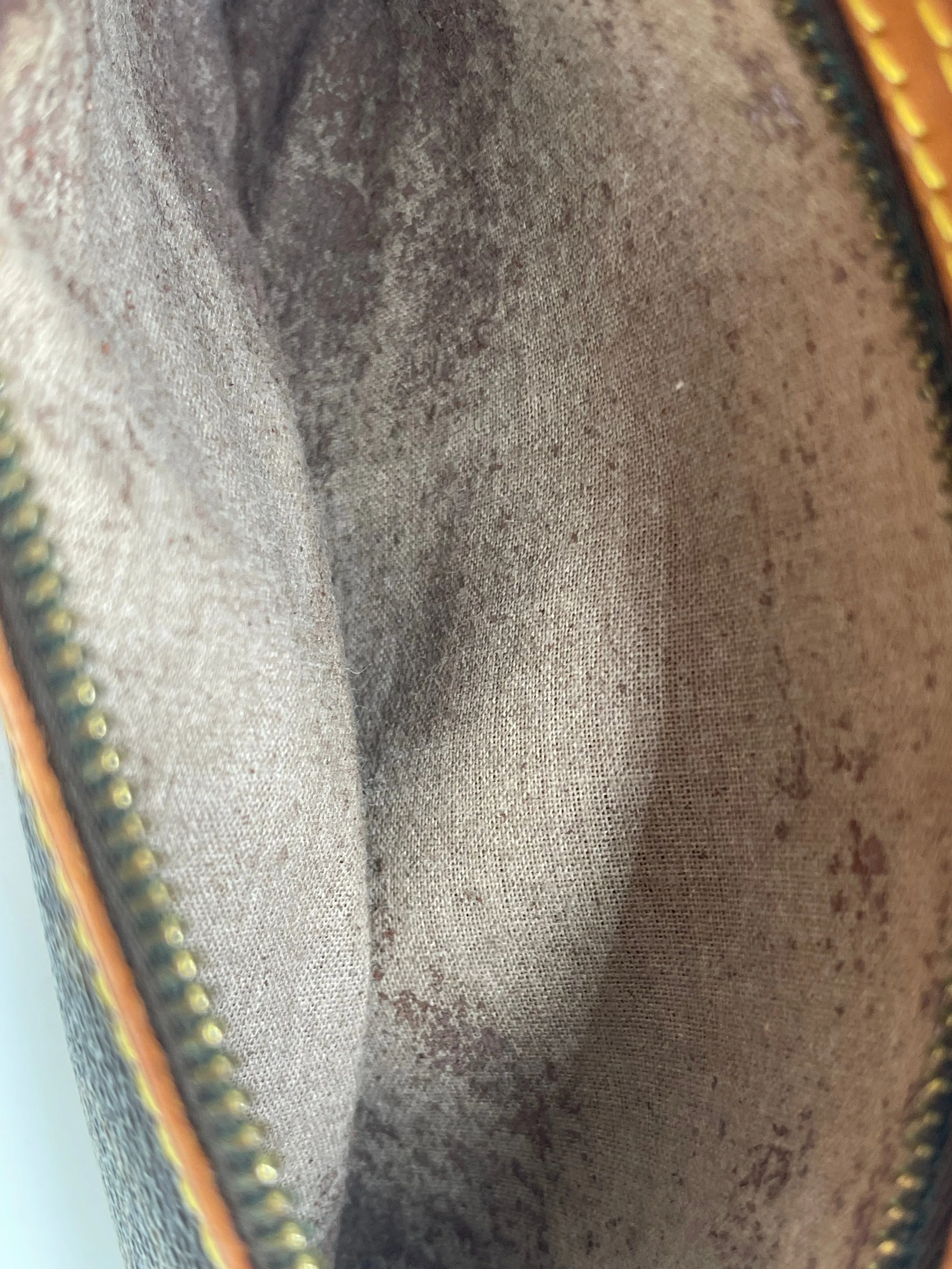 Crossbody Luxury Designer By Louis Vuitton, Size: Small asis/brokenzip