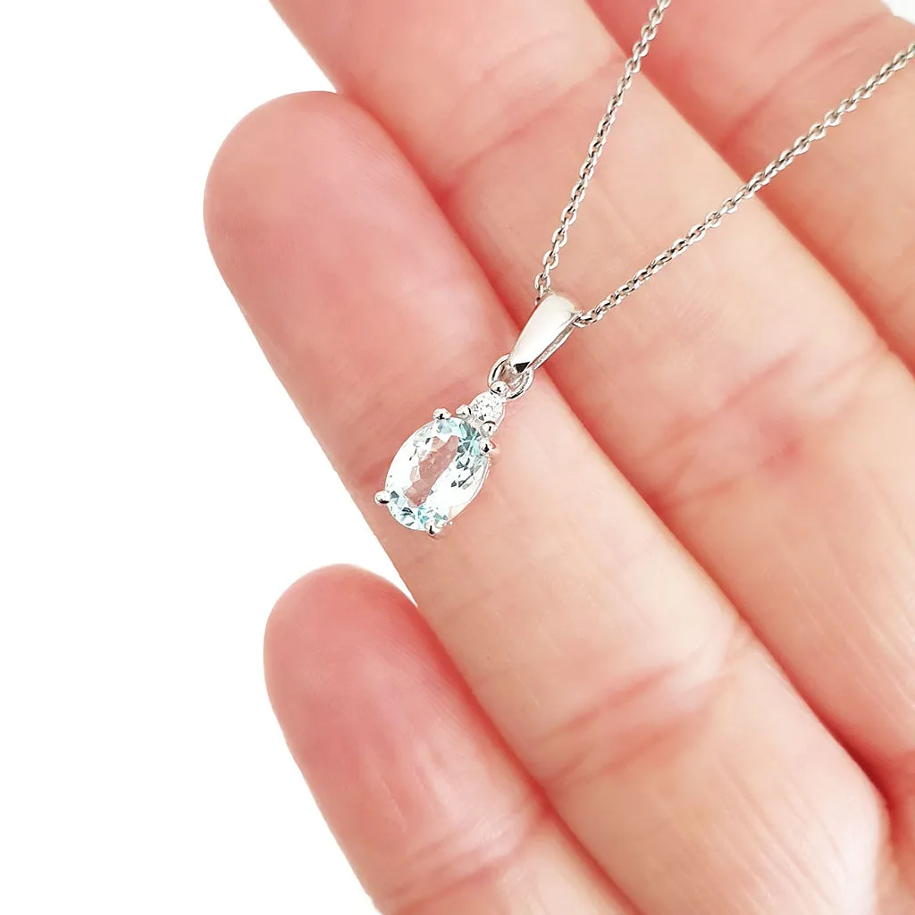 Elegant Oval Cut Aquamarine Pendant with Single Diamond Highlight