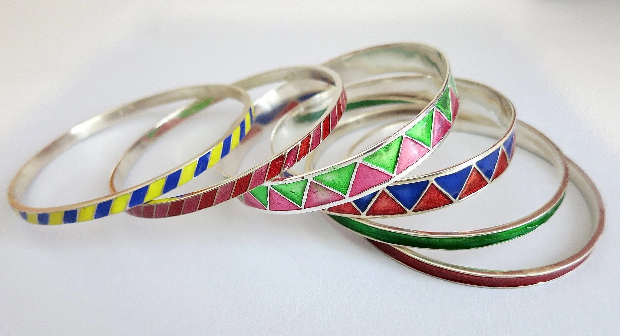 Elegant single colour enamel work bangle