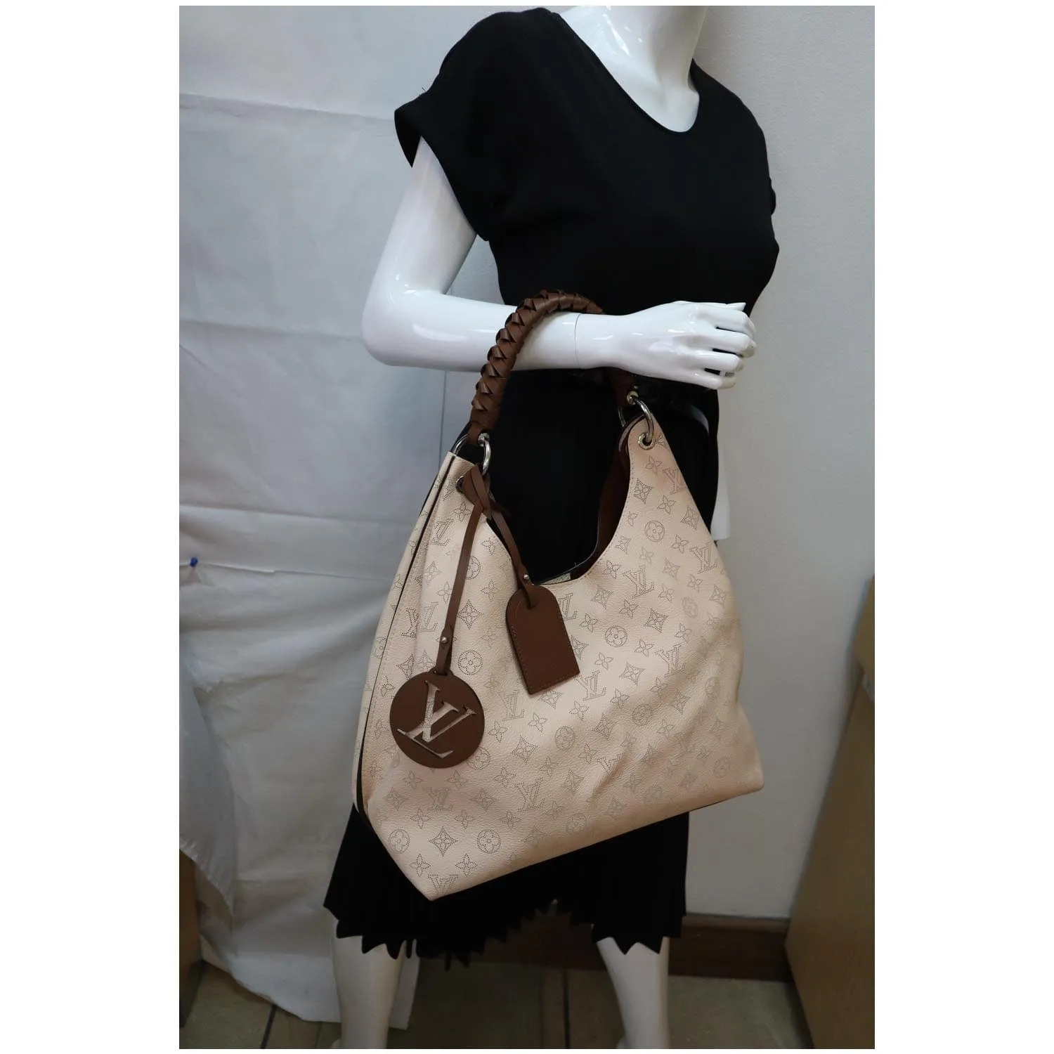 LOUIS VUITTON Carmel Mahina Leather Hobo Bag Light Pink