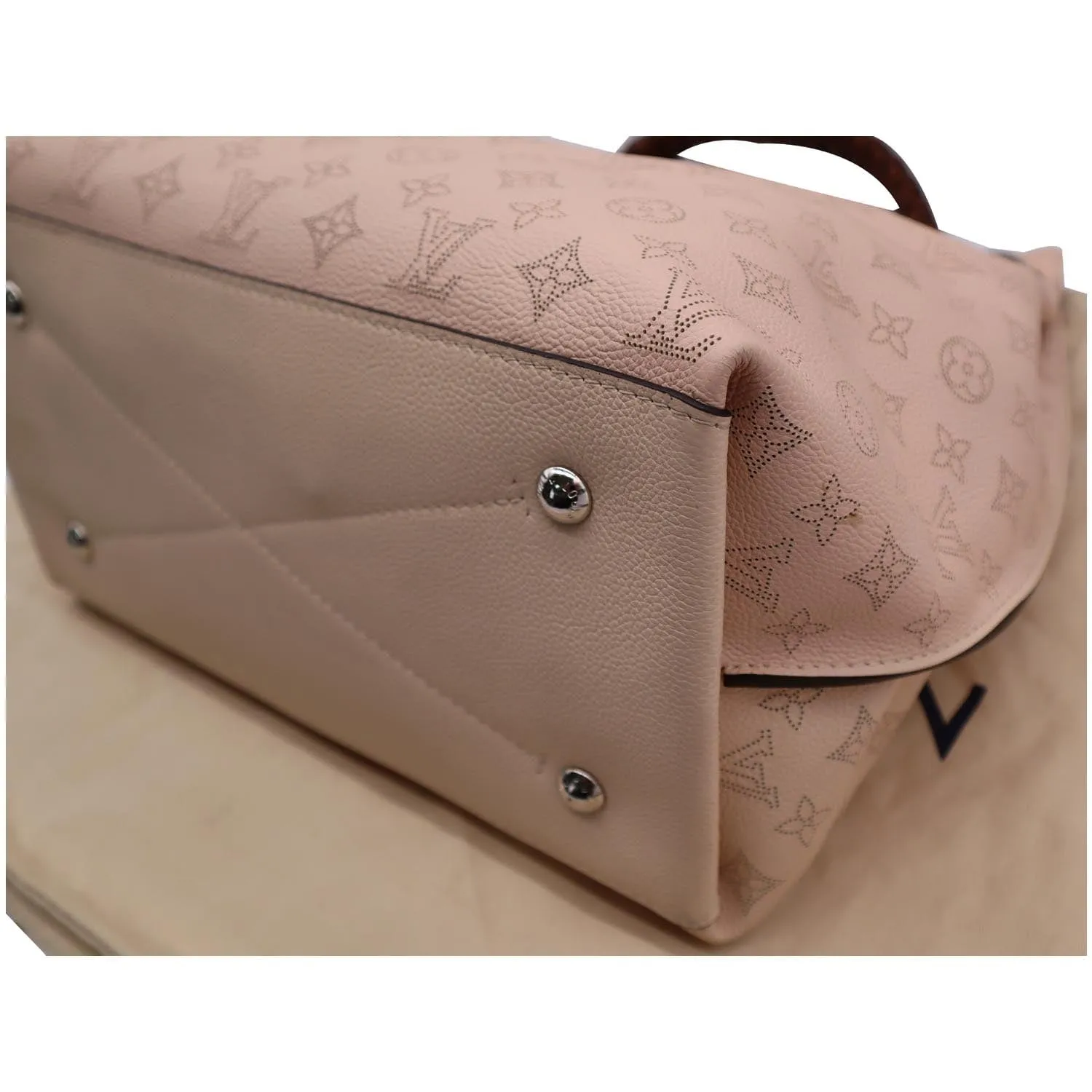 LOUIS VUITTON Carmel Mahina Leather Hobo Bag Light Pink