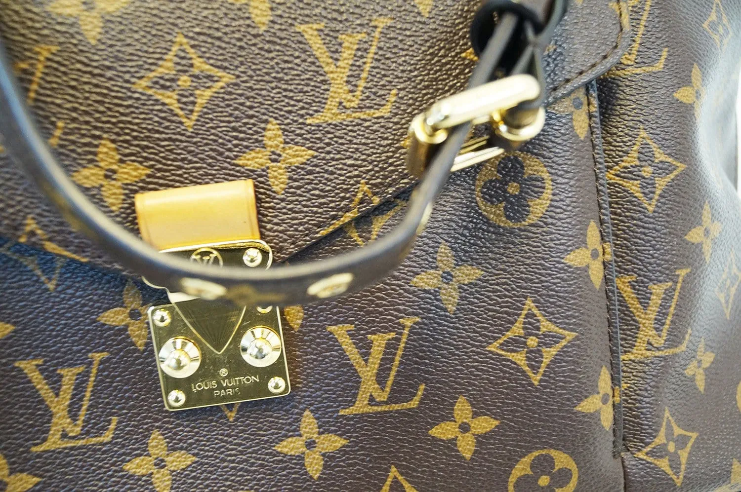 LOUIS VUITTON Metis Hobo Monogram Shoulder Bag with Strap