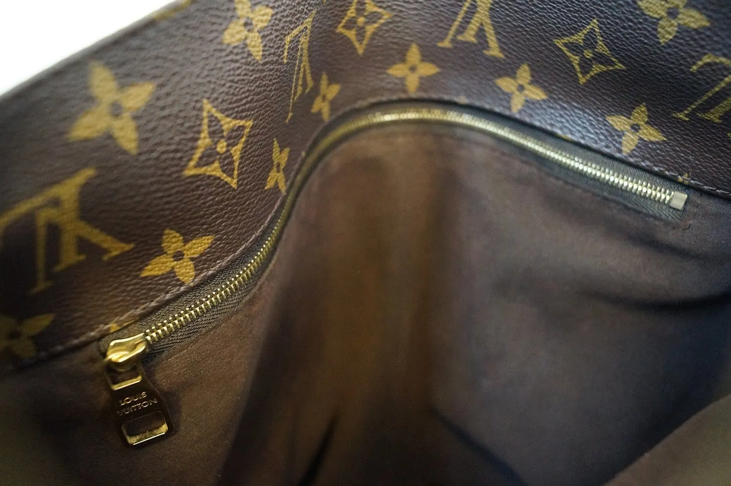 LOUIS VUITTON Metis Hobo Monogram Shoulder Bag with Strap