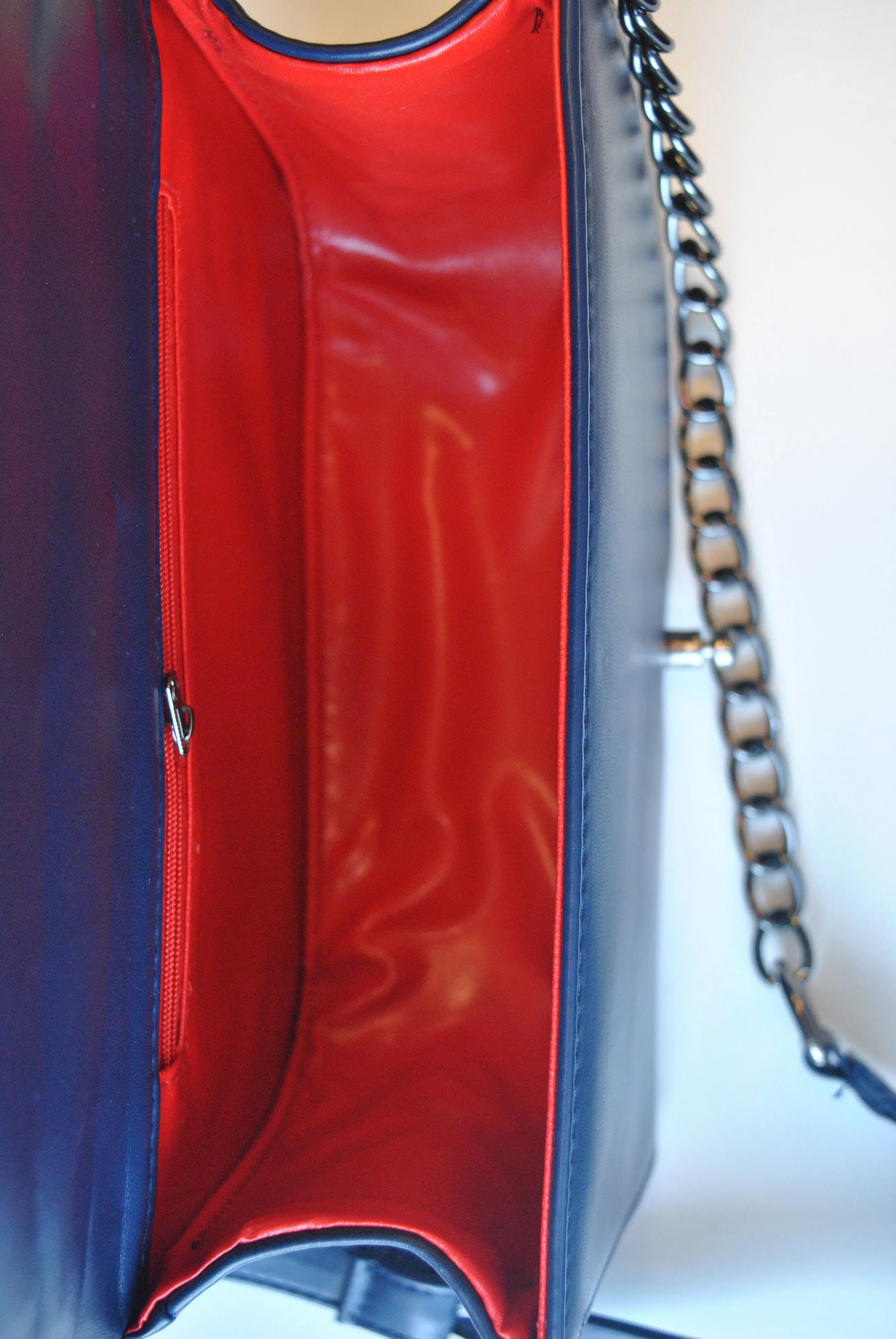 NAVY SHOULDER BAG WITH A CHAIN DETAIL