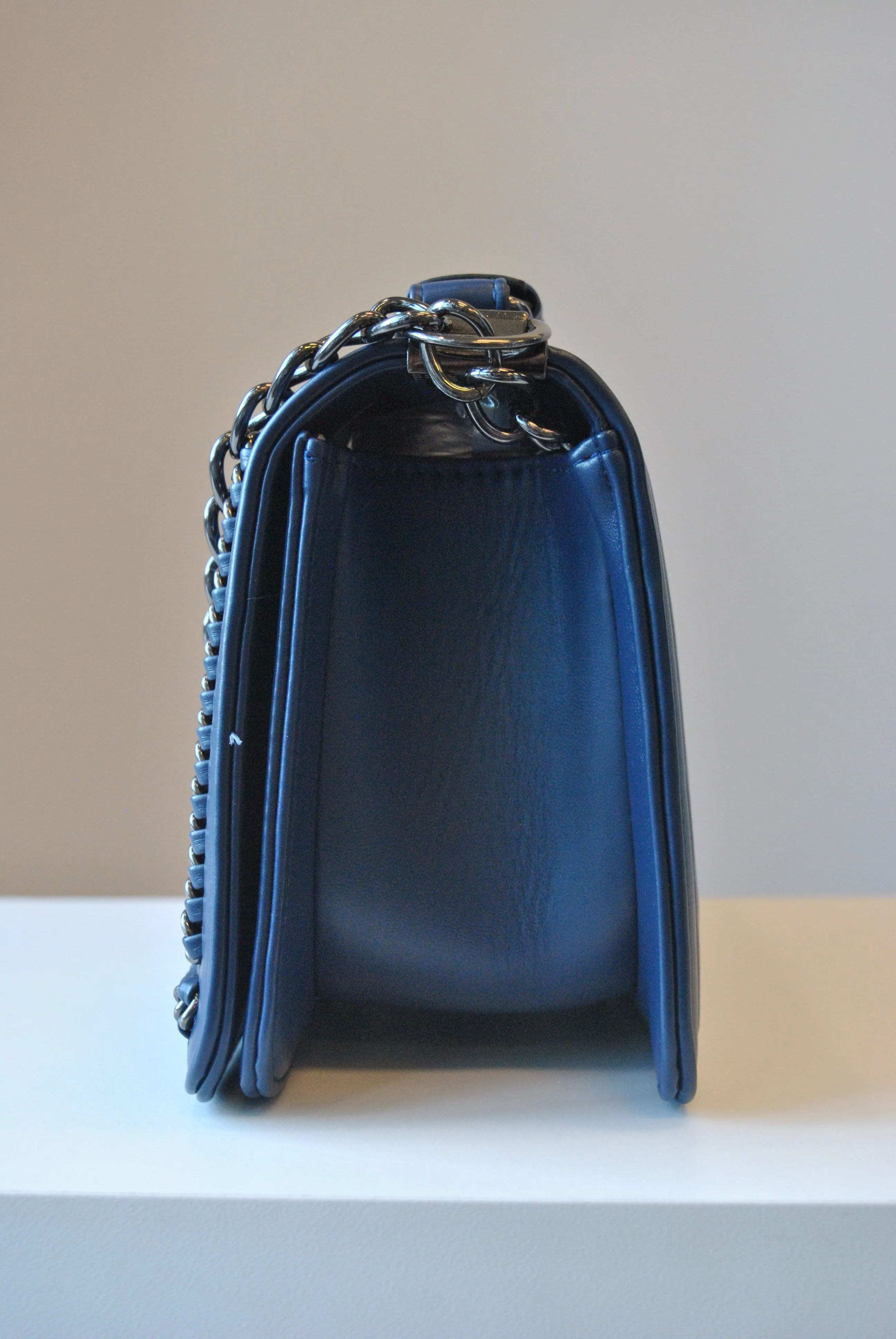 NAVY SHOULDER BAG WITH A CHAIN DETAIL