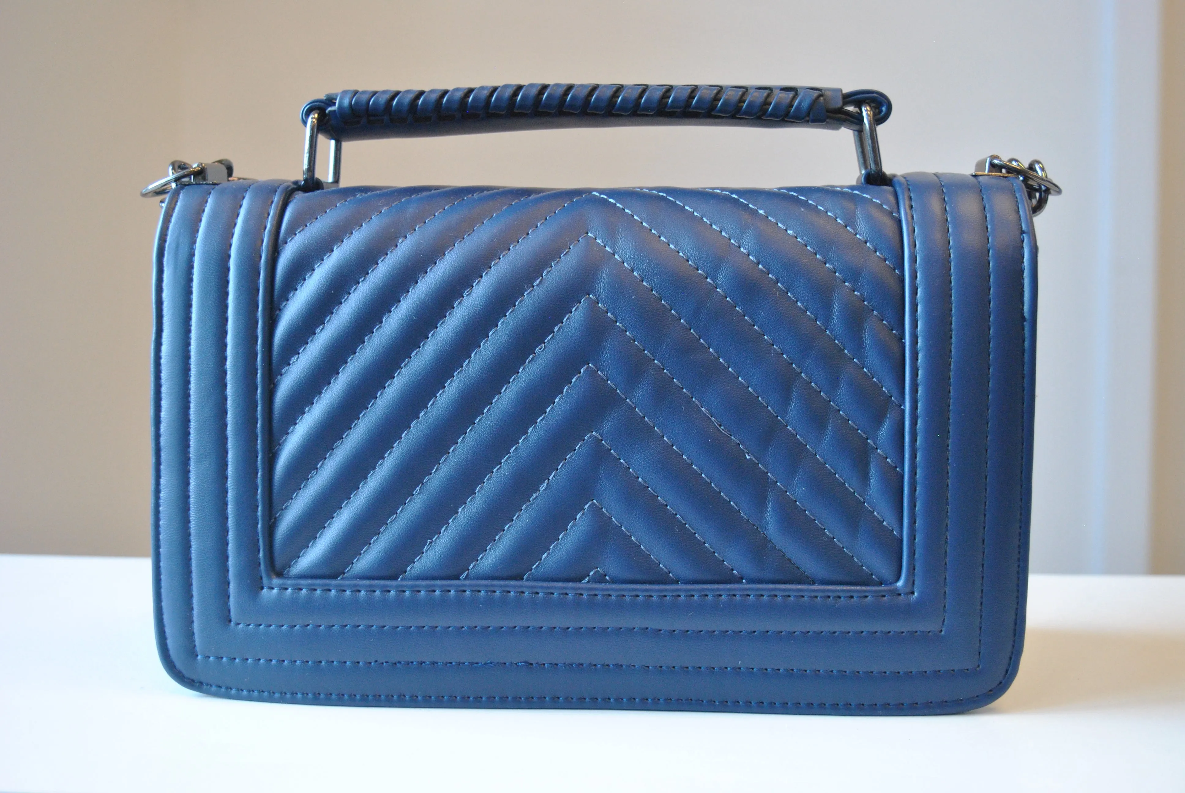 NAVY SHOULDER BAG WITH A CHAIN DETAIL
