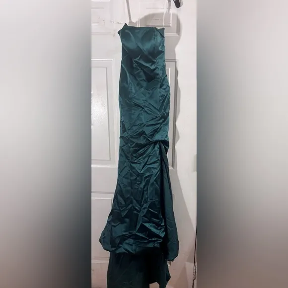 New Elegant Green Strapless Evening Gown