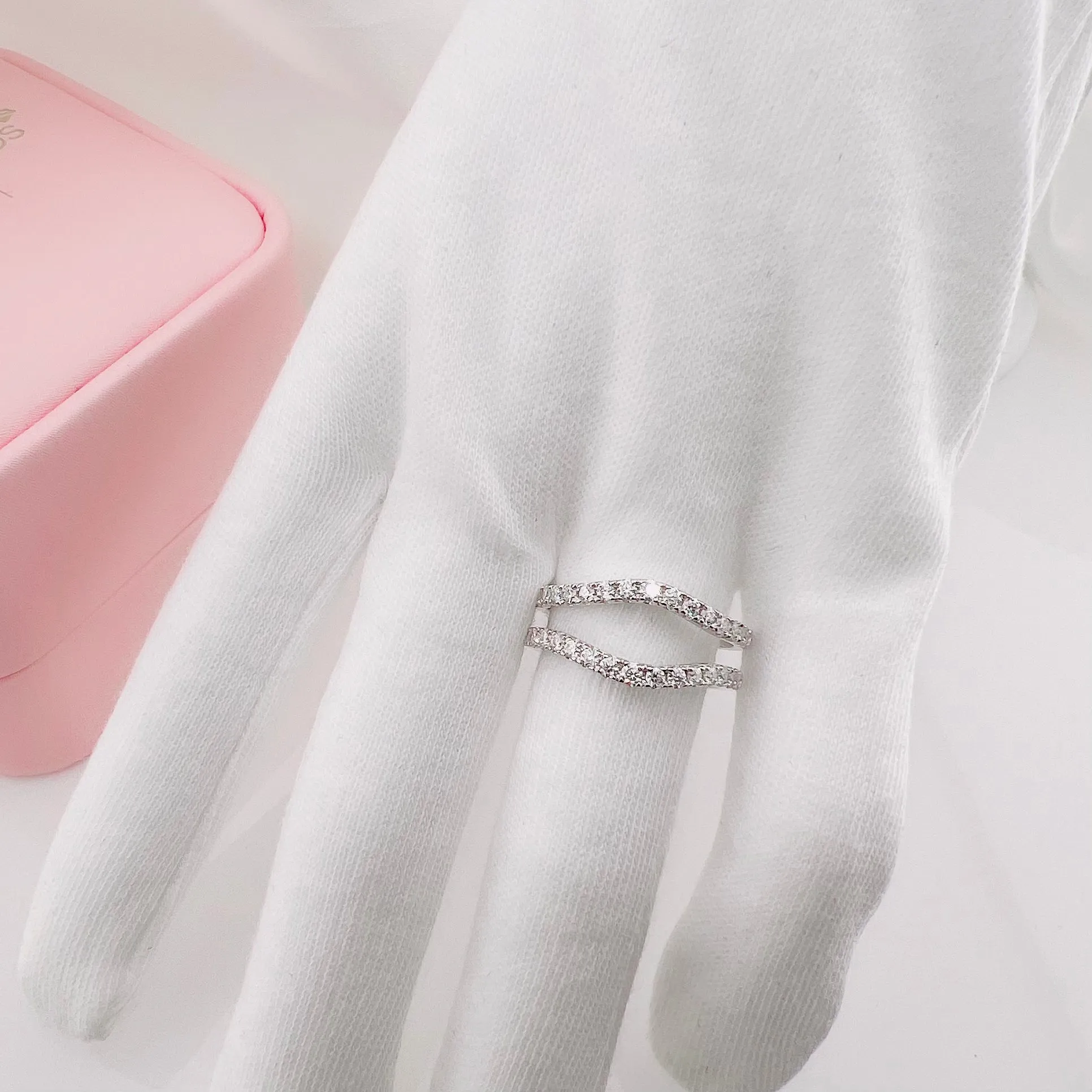 Round Cut Diamond Elegant Ring Enhancer
