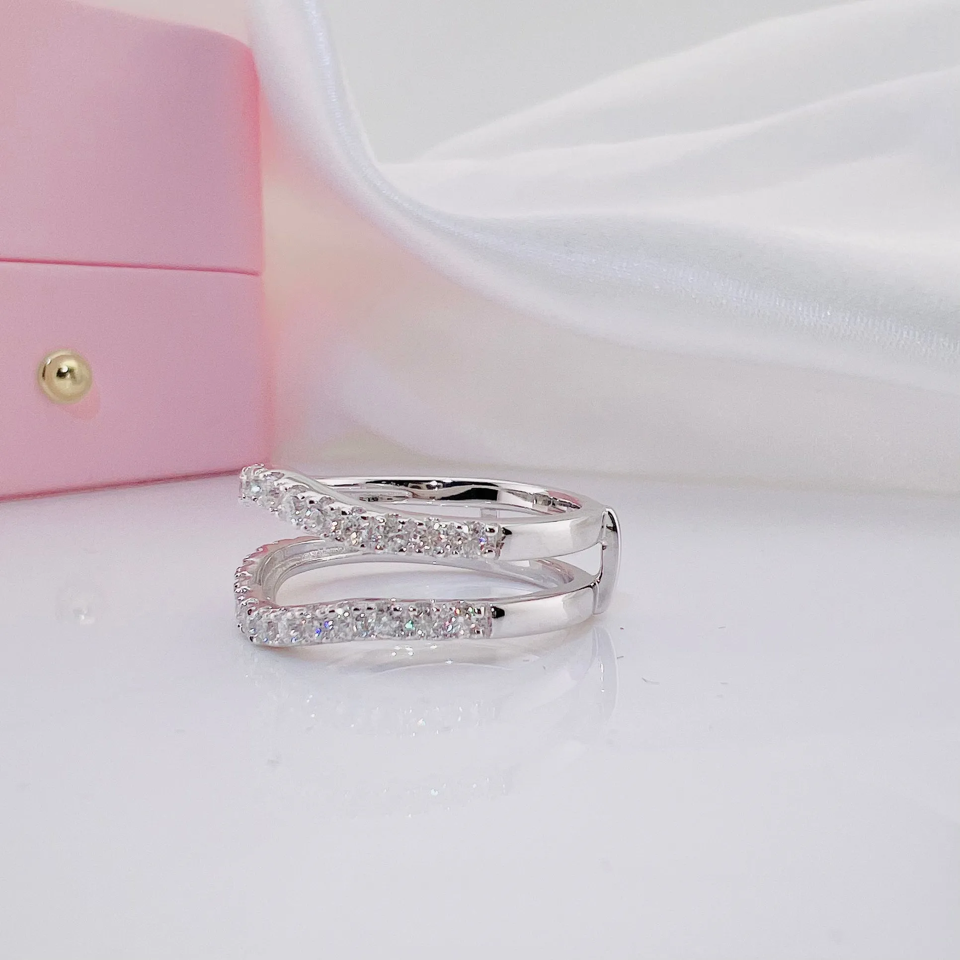 Round Cut Diamond Elegant Ring Enhancer
