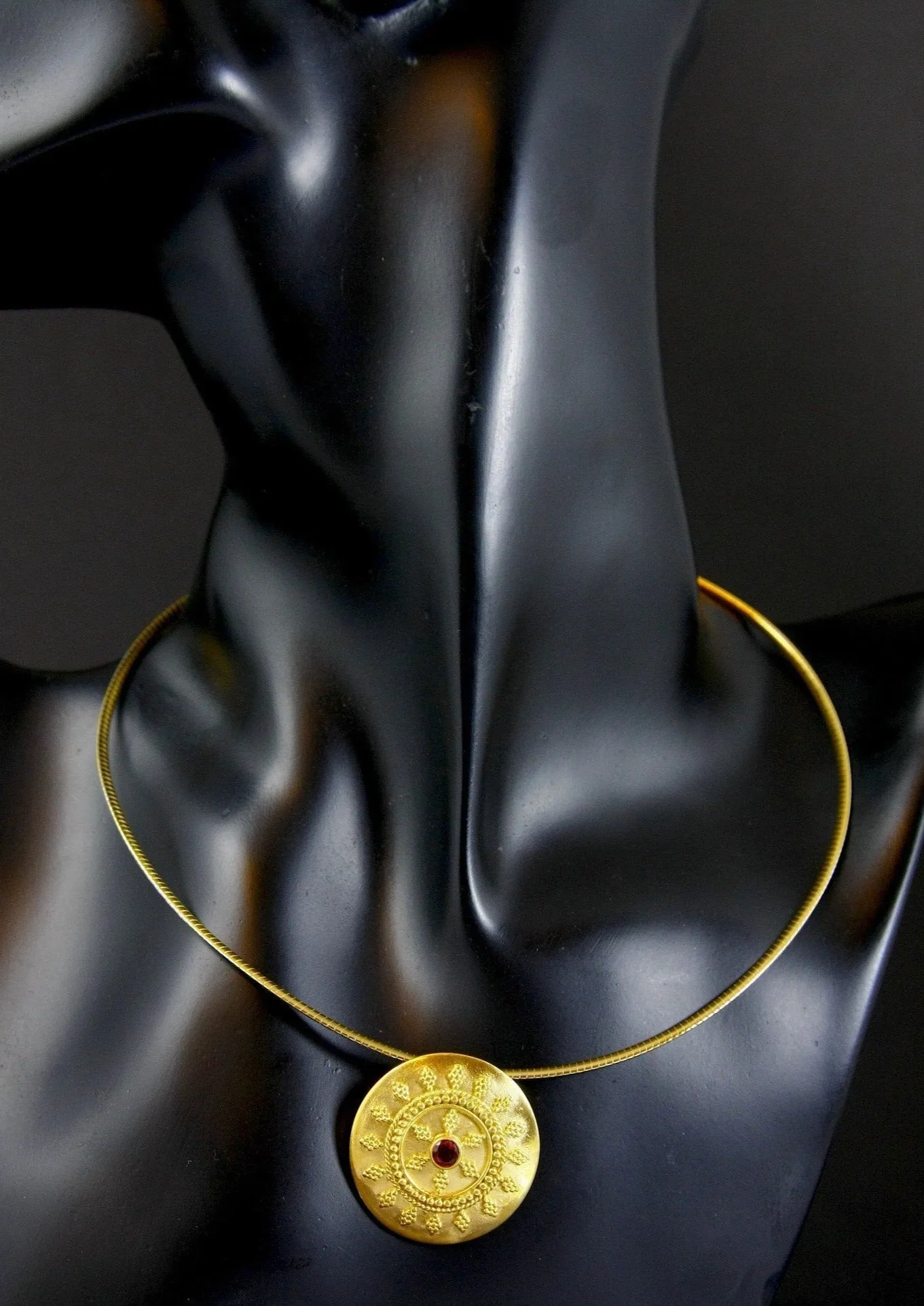 Understated 'n' chic, Hellenic, granulation-work, round gold-plated pendant