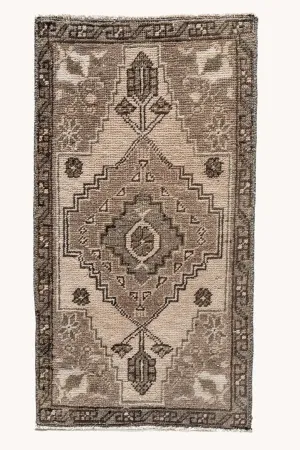 Vintage Turkish Mini Rug No. 723 | 1'6 x 2'10