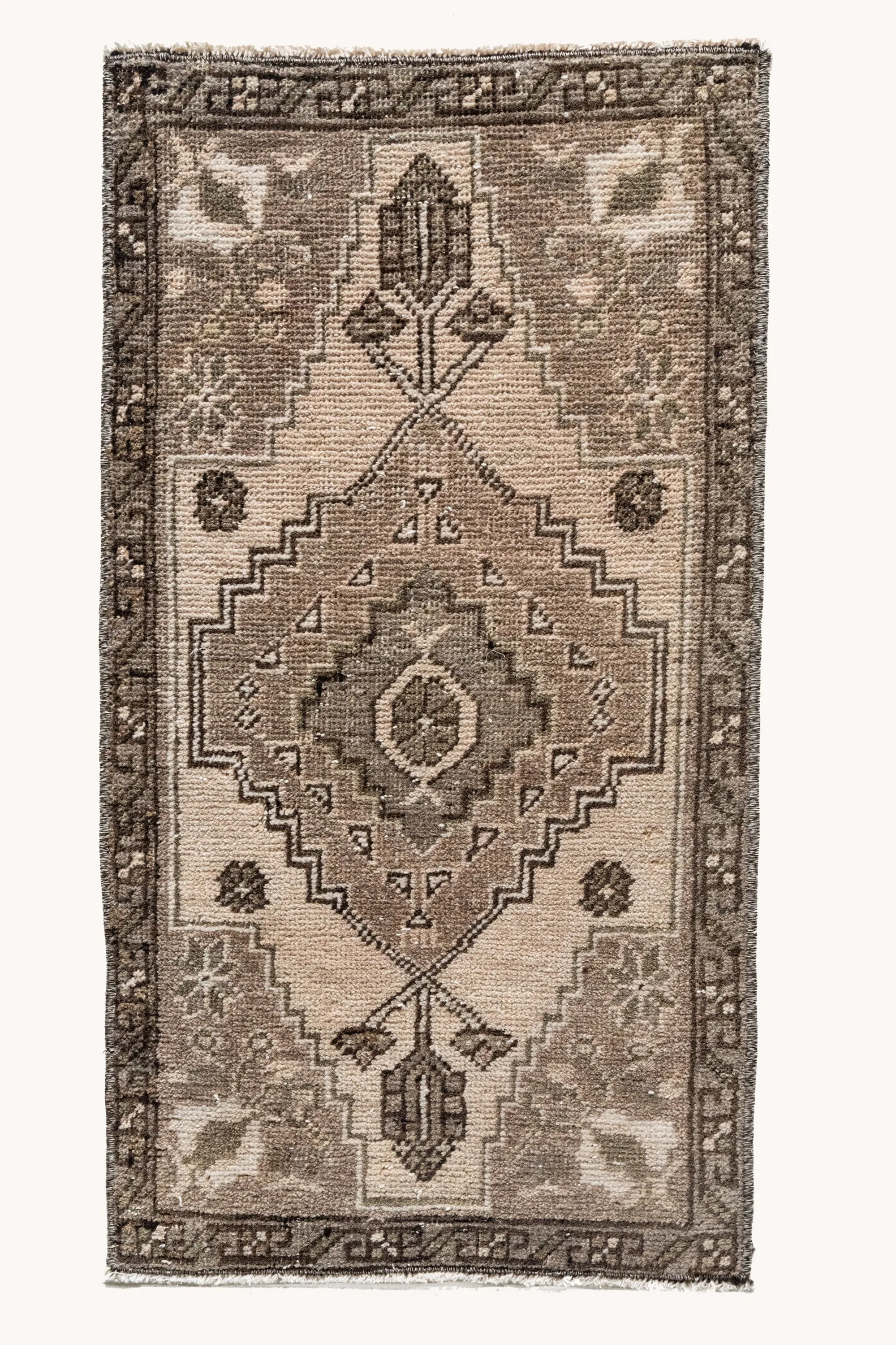 Vintage Turkish Mini Rug No. 723 | 1'6 x 2'10