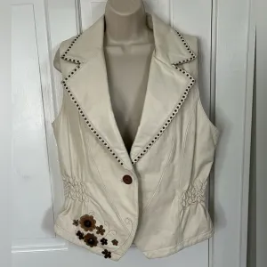 Wilsons Leather Cream Vest with Studs Leather Flowers Scalloped V Neck Size XL