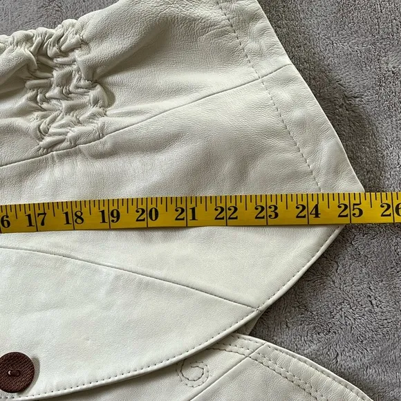 Wilsons Leather Cream Vest with Studs Leather Flowers Scalloped V Neck Size XL