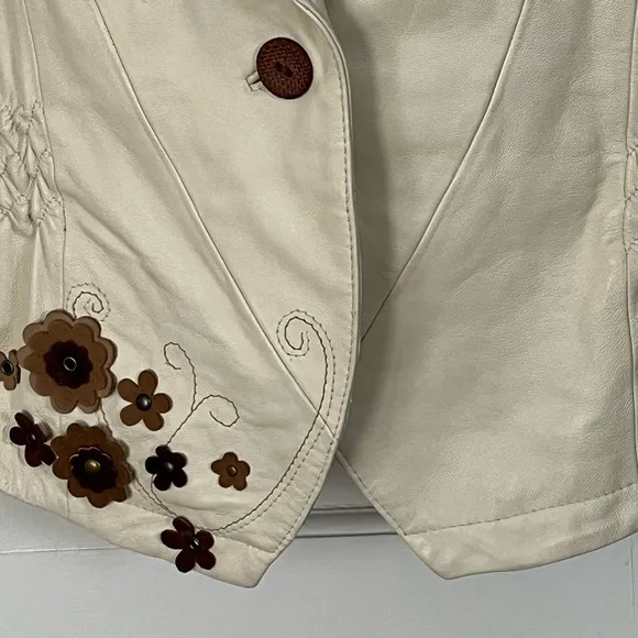Wilsons Leather Cream Vest with Studs Leather Flowers Scalloped V Neck Size XL