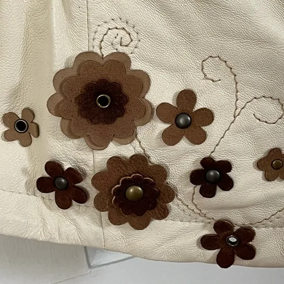 Wilsons Leather Cream Vest with Studs Leather Flowers Scalloped V Neck Size XL