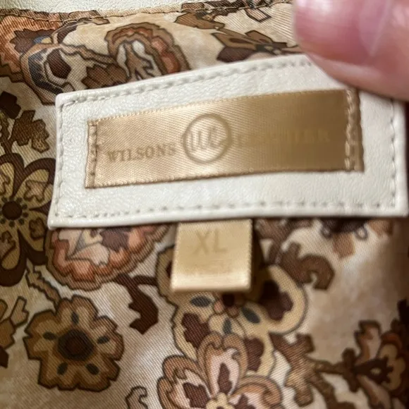 Wilsons Leather Cream Vest with Studs Leather Flowers Scalloped V Neck Size XL