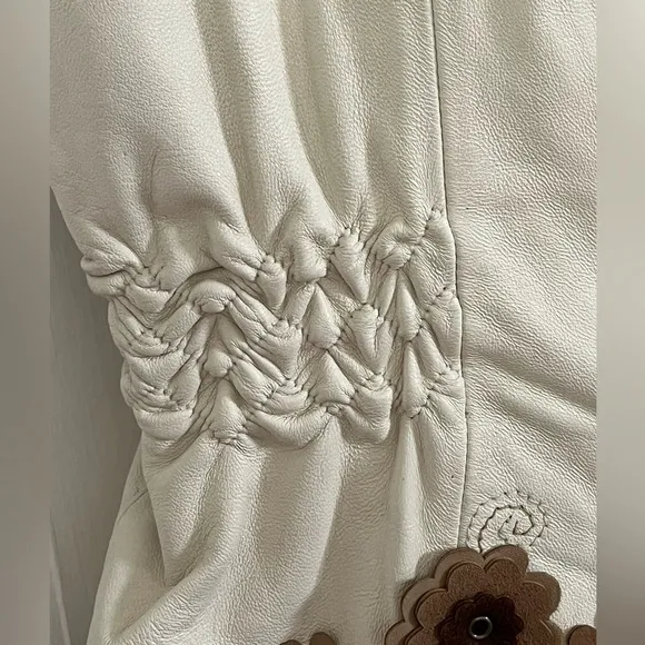 Wilsons Leather Cream Vest with Studs Leather Flowers Scalloped V Neck Size XL