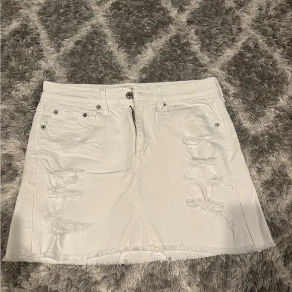 Women's White Distressed Denim Skirt - American Eagle - Size 6 - worn 1x