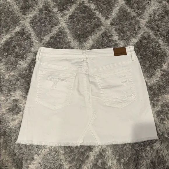 Women's White Distressed Denim Skirt - American Eagle - Size 6 - worn 1x
