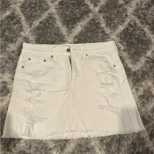Women's White Distressed Denim Skirt - American Eagle - Size 6 - worn 1x