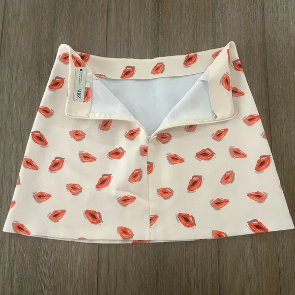 Zara High Waist ZW Collection White and Red Lip Print Mini Skirt. Sz Extra Small
