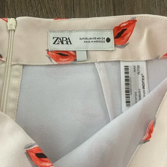 Zara High Waist ZW Collection White and Red Lip Print Mini Skirt. Sz Extra Small