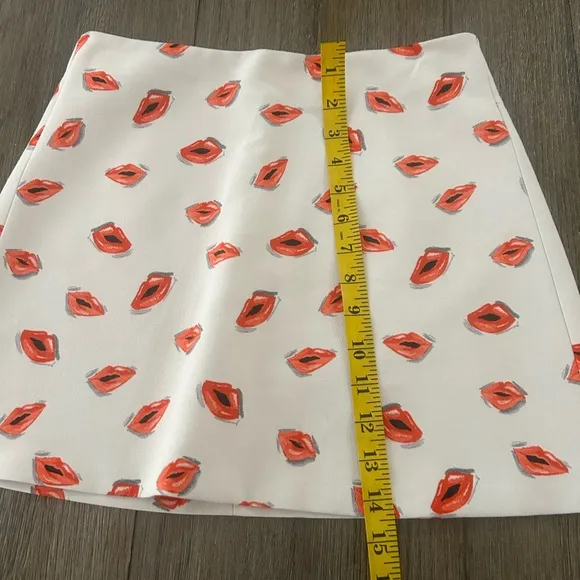 Zara High Waist ZW Collection White and Red Lip Print Mini Skirt. Sz Extra Small